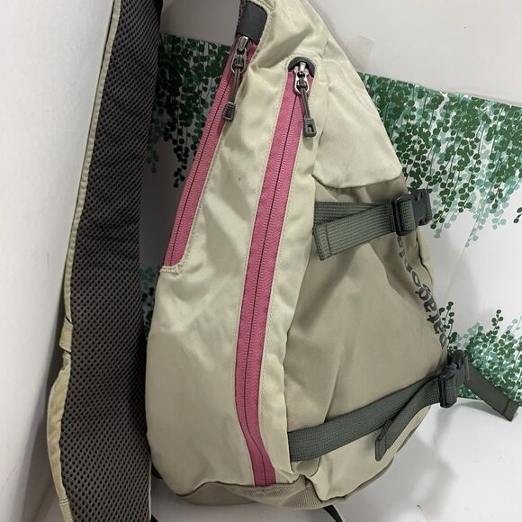 Patagonia Atom Sling Crossbody Adjustable Backpack Hiking Nature Womens - Picture 4 of 16
